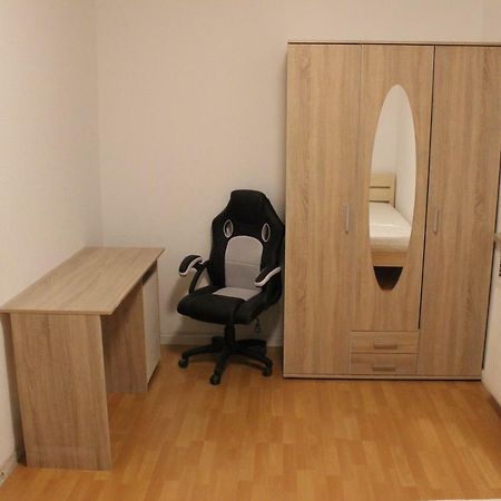 Zimmer Sucht Bewohner Duisbourg Extérieur photo