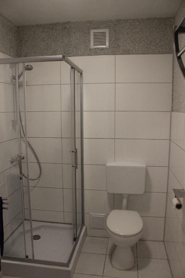 Zimmer Sucht Bewohner Duisbourg Extérieur photo