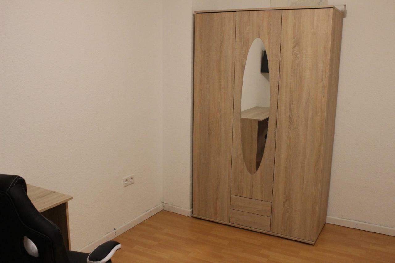 Zimmer Sucht Bewohner Duisbourg Extérieur photo