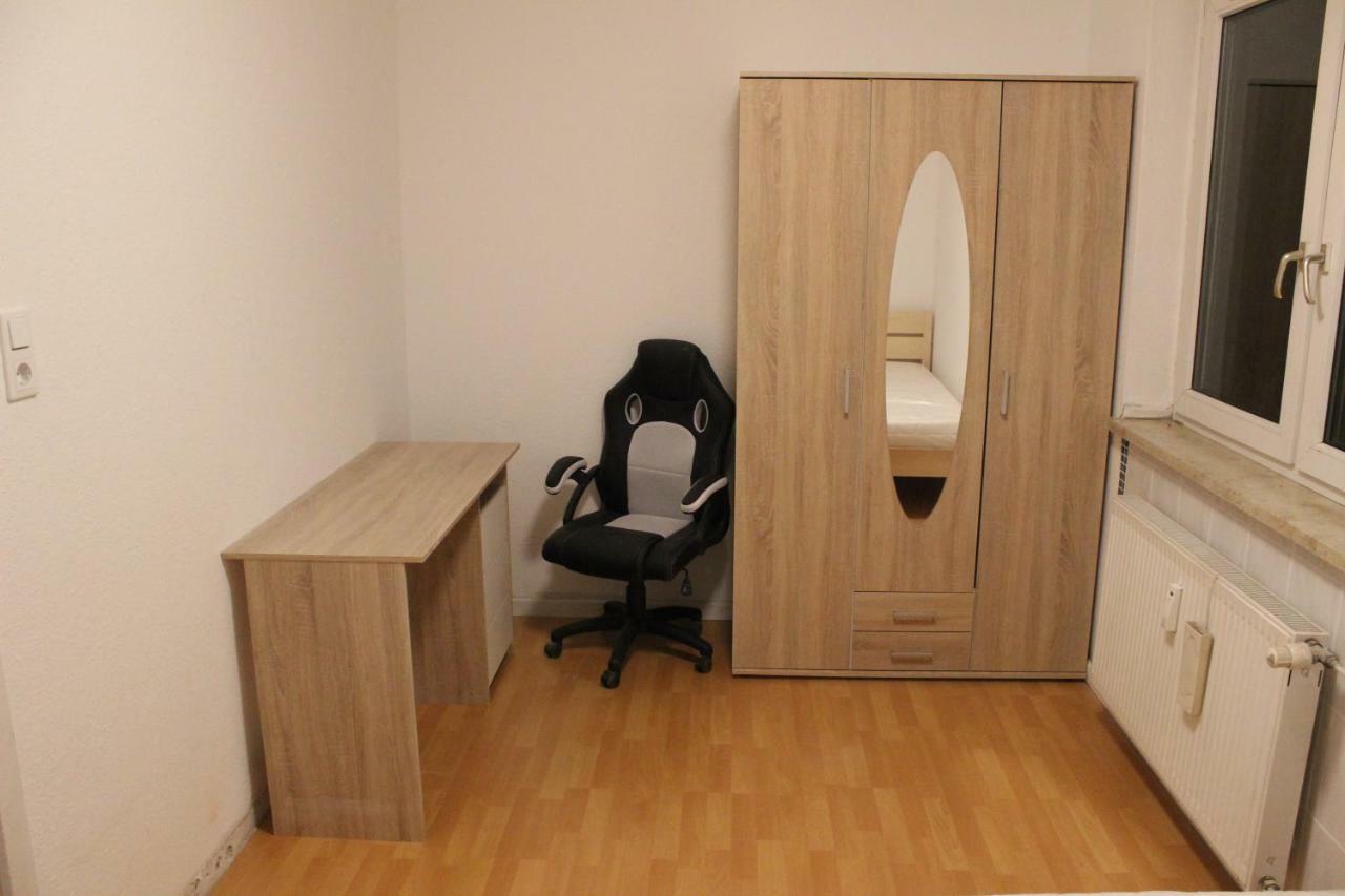 Zimmer Sucht Bewohner Duisbourg Extérieur photo